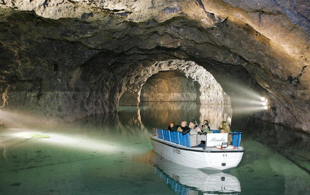 Viedeň - podzemné jazero Seegrotte, Schonbrunn a centrum