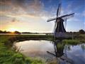 Velikonoční Holandsko květin, větrných mlýnů, sýrů a stavitelů lodí