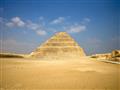Ktorá je úplne najstaršia pyramída? Pri dedinke Sakkára takúto pyramídu navštívime. Áno pyramída far