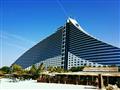 Jumeirah Beach hotel na jednej z najpopulárnejších pláží v Dubaji