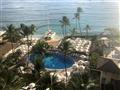 Hotel má aj vyhrievaný bazén so sklenenou mozaikou a výhľadom na pláž Waikiki.