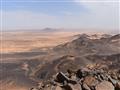 Sahara v okolí Choumu až Zouératu je pokrytá množstvom kopcov pokrytých kameňmi. V slovenskej rozprá