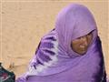 Sahrawi žena z Guelb Richaat predávajúca drobné suveníry. V Mauretánii nenájdete žiadne suvenírové o