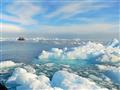 Krúžime okolo obrovských kusov ľadu, ktoré sa odrážajú na hladine mora. Každý kút Antarktídy je neuv
