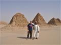 Pyramídy Nuri pri Karime s miestnym strážnikom pyramíd. Ktorá bude Vaša obľúbená pyramída? foto: Tom