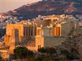 Západ slnka s pohľadom na bájnu Akropolu a jej vstupnú bránu, Propyleje, je najkrajší z hory Philopp