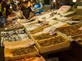 Rybí trh patrí medzi najrušnejšie miesta. Chvíľami si pripadáme ako niekde v Afrike, kde na okoloidú