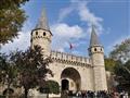 Palác Topkapi bol niekoľko storočí sídlom osmanských sultánov a nazrieme za jeho brány, aby sme obja