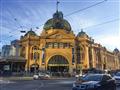 Historická budova stanice na Flinders street priamo uprostred centra. foto: Veronika HULÍKOVÁ - BUBO