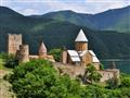 Ananuri v sebe ukrýva vzácny kláštor a opevnenie. Nádherná poloha pod kaukazskými kopcami, na brehu 
