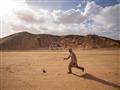 Mohamed, náš prekladateľ a kamarát beží popred hrobky, ktoré majú niekoľko tisíc rokov. Foto: Ľuboš 