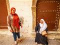 Ženy oddychujú v tieni úzkych uličiek Al-qa?abah. foto: Luboš FELLNER – BUBO