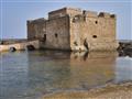 Hneď vedľa prístavu si všimnete aj kamenný hrad, ktorý tu po sebe nechali Križiaci. S Cyprom sa Križ