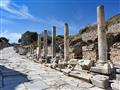 Staroveké ulice Efezu dláždili mramorom a zdobili ich stĺpy aj sochy. Tie sa stratili, no atmosféra 