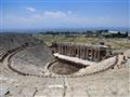 Hneď vedľa prírodného divu nájdeme aj ruiny starovekého mesta Hierapolis s jeho nádherne zachovalým 