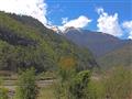 Zemithang leží v krásnom zelenom údolí, ale hory nám vždy v diaľke pripomínajú: Ak chceš odtiaľto od