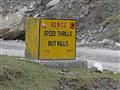Border roads organization stavia všetky cesty vysoko v indických horách. Ich varovania sú jednoznačn