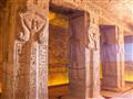 Najobľúbenejšou manželkou Ramsese II bola Nefertari, ktorej dal postaviť chrám hneď vedľa. Vo vnútri
