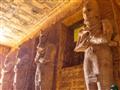 Vo vnútri chrámu je osem stĺpov, ktoré zobrazujú zbožšteného Ramsesa ako Osirisa s prekríženými ruka
