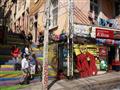 Uličky Santiaga sú aj farebné a fotogenické, na tomto zájazd ulovíte aj množstvo fotografii. foto: Ľ