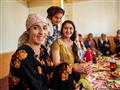 Mladé tadžické ženy. Hanbia sa ale sú aj zvedavé... foto: Ľuboš FELLNER – BUBO