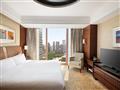 Všetky izby majú panoramatický výhľad na rieku Huangpu a Bund, a tak si budete môcť vychutnať svetel