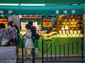 Starý Šanghaj, to sú malé obchody a obľúbené plodiny, ako napríklad Durian. foto: Samuel Klč - BUBO