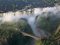 Viktóriine vodopády patria medzi najväčšie vodopády na svete. Ich šírka je 1 800 metrov a padajú z v