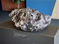 Toto je nájdený zvyšok meteoritu, ktorý pred 50.000 rokmi vytvoril nádherný kráter uprostred arizons