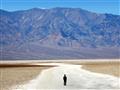 Prejdite sa po vyschnutom slanom jazere na najnižšom mieste v severnej Amerike v Údolí smrti.