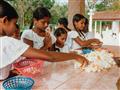 Dobru sa učia od mala. Srí Lanské dievčatká priniesli do chrámu kvety. Čisté a vzdelané s vierou v l