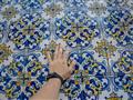 Tradičná portugalská dlažba azulejos v centre Macaa kontrastuje s čínskou kultúrou všade okolo nás. 