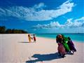 Užite si nádherných bielych pláží Zanzibaru. Stretnite sa s domácimi, ktorí stále žijú tradičné živo