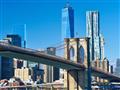 New York - Prejdite sa Brooklynským mostom, ktorý približne 140 rokov spája Manhattan a časť New Yor