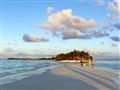 Ostrov sa nachádza v Severnom Ari atole, v malom kruhu šiestich ostrovov známych ako Rasdhu Atholhu.