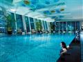 Večer si oddýchnite v krytom  bazéne s pohľadom na vysvietený Pudong. foto: Pudong Shangri-La