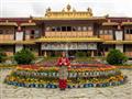 Smerujeme na výlet do letného sídla Dalajlámu, Norbulingka. Nádherné záhrady a na rozdiel od Potaly,