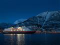 V prístave pravidelne kotví aj najznámejšia lodná linka Hurtigruten. Pozriete sa s nami, ako to vyze