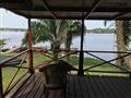 Výhľad z vašej lodge v N.P. Luango. V lagúne plávajú hrochy a na stromoch sú papagáje a opice.