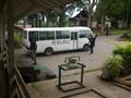 Je jediný autobus a to ten náš - prišiel pre nás z Libreville