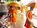 Ráno dáme almužnu stovkám mníchov. Prechádzajú priamo pred našim hotelom. Vylepšíme si takto našu ka