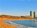 Barcelona so svojou plážou, ktorá sa každý víkend nádherne zaplní domácimi