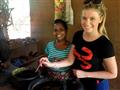 V miestnej dedinke nás domáci naučia, ako si pripraviť typickú prílohu do jedla „sambull“ (zmes drve