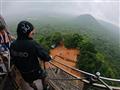 Stúpame na Sigiriyu. Vzhľadom na to, že sa jedná o najnavštevovanejšiu pamiatku tohto krásneho ostro
