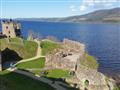 Urquhart castle, jeden z najväčších škótskych hradov, ktorý leží priamo na brehu jazera Loch Ness. Š
