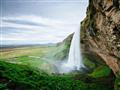 Impozantný Seljalandsfoss je jedným z najznámejších a najobľúbenejších vodopádov Islandu. Prejdeme s