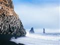 Čadičové jaskyne a útesy na ktorých hniezdia islandské Alky, častokrát označované ako papagáje sever