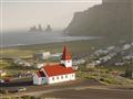 Titul najjužnejšej dediny na Islande patrí maličkej obci Vík (Vík í Mýrdal). Zo severných okien svoj