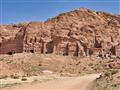 Petra bola kedysi dôležitým obchodným centrom a dnes jej slávnu pripomínajú monumentálne hrobky vyte