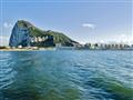 Slávna gibraltárska skala hrdo rastie z mora a predstavuje symbol britského územia
